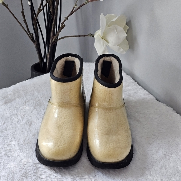 UGG Classic Clear Mini Boot - Picture 3 of 12
